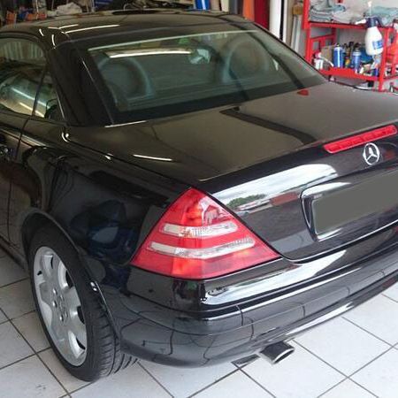 Lackaufbereitung eines schwarzen Mercedes in einer Garage