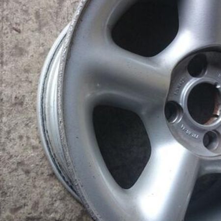 Felgenaufbereitung einer silbernen Felge