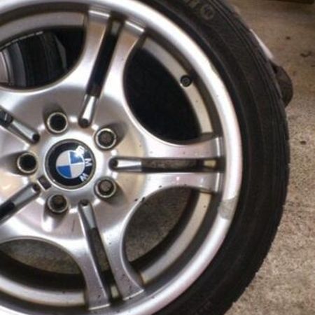 Felgenaufbereitung einer silbernen Felge