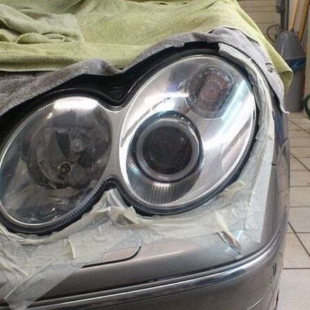 Scheinwerferaufbereitung an einem silbernen Auto