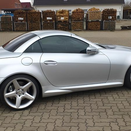 Ein Mercedes in hellgrau mit Folierung