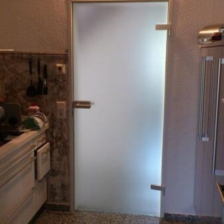 Eine Tür mit Folierung in einem Haus