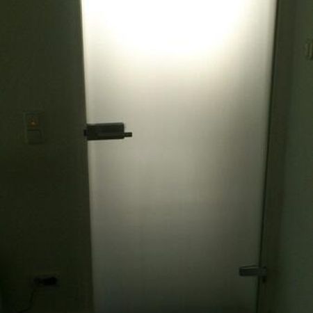 Eine Tür mit Folierung in einem Haus