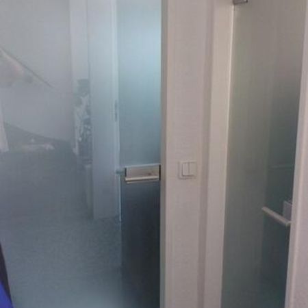 Eine Tür mit Folierung in einem Haus