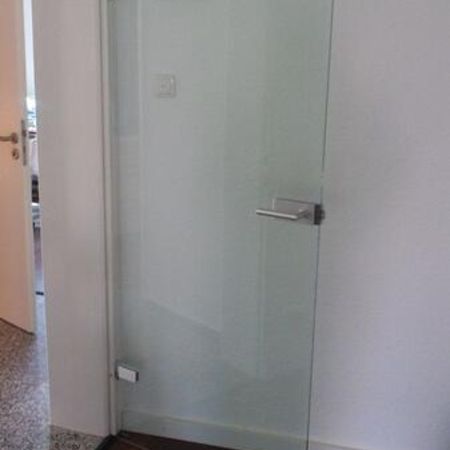 Eine Tür mit Folierung in einem Haus