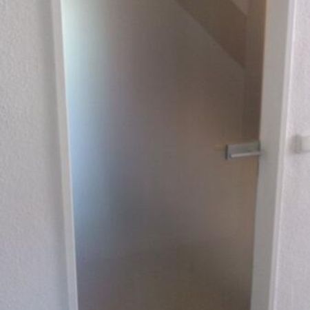 Eine Tür mit Folierung in einem Haus