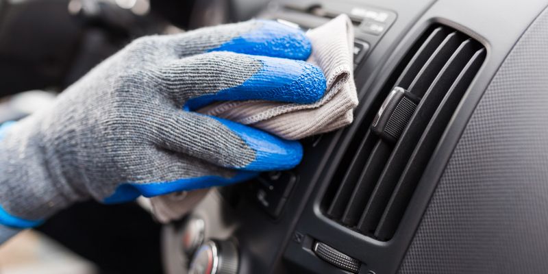 Cockpit wird mit einem Tuch gereinigt