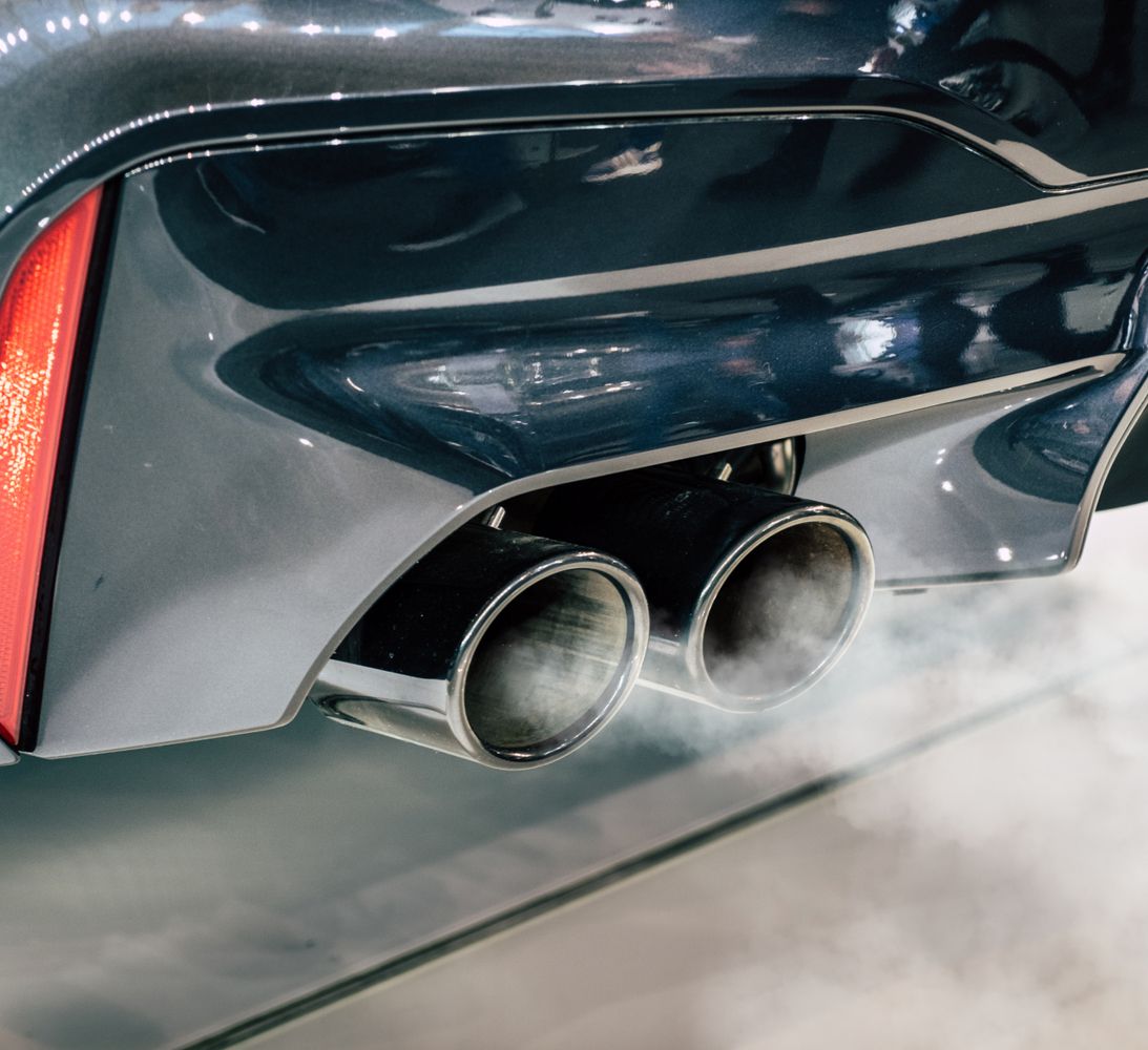 Nahaufnahme eines Auspuffs am Auto