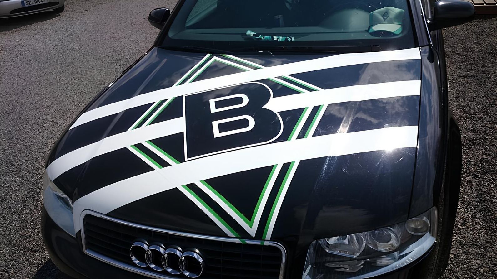 Beklebung eines Autos mit dem Logo von Borussia Mönchengladbach