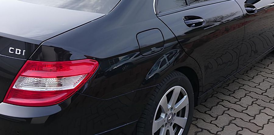 Folierung der Scheiben eines schwarzen Autos