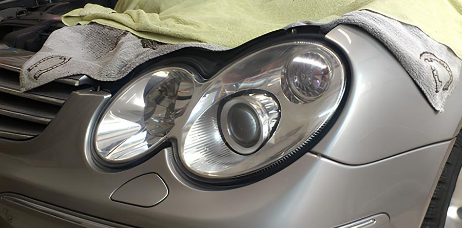 Aufbereitung eines Scheinwerfers eines silbernen Autos